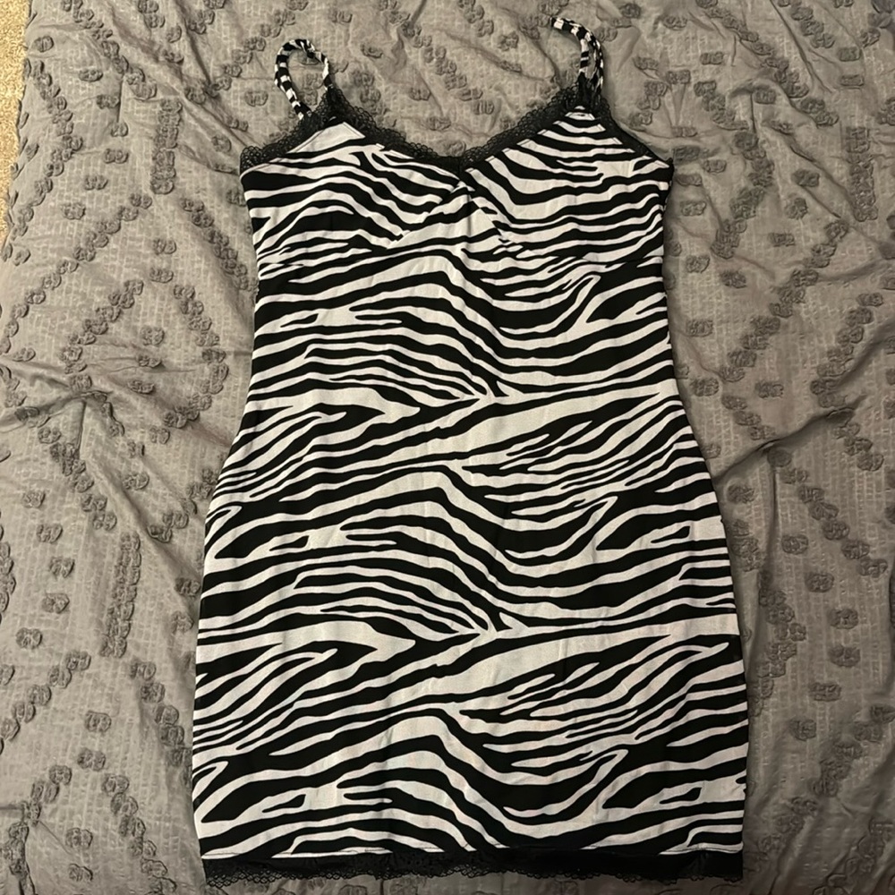 ✨3/$20 Bundle Sale✨ 
Y2K Full Tilt Zebra Print Slip Dress XXL